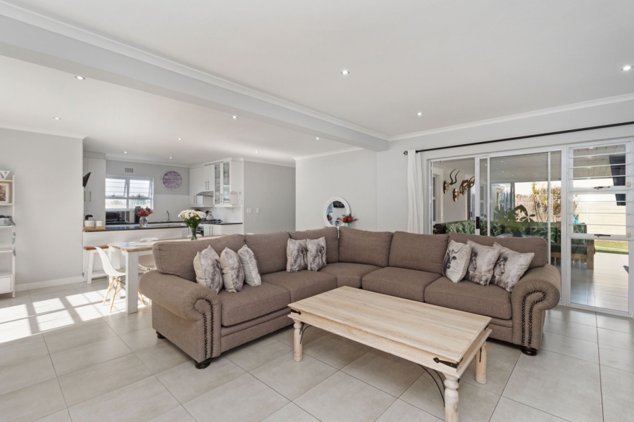 To Let 4 Bedroom Property for Rent in Sunningdale Western Cape